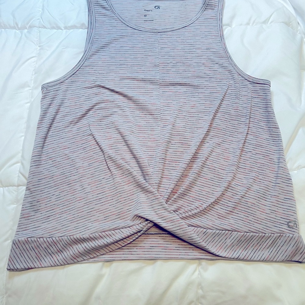**2 FOR $15 FREE SHIPPING! ***GAP active twist front shirt. Excellent condition.